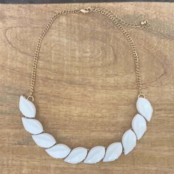 💫 $5 with $20+ purchase 💫 White Statement Necklace - Picture 1 of 1